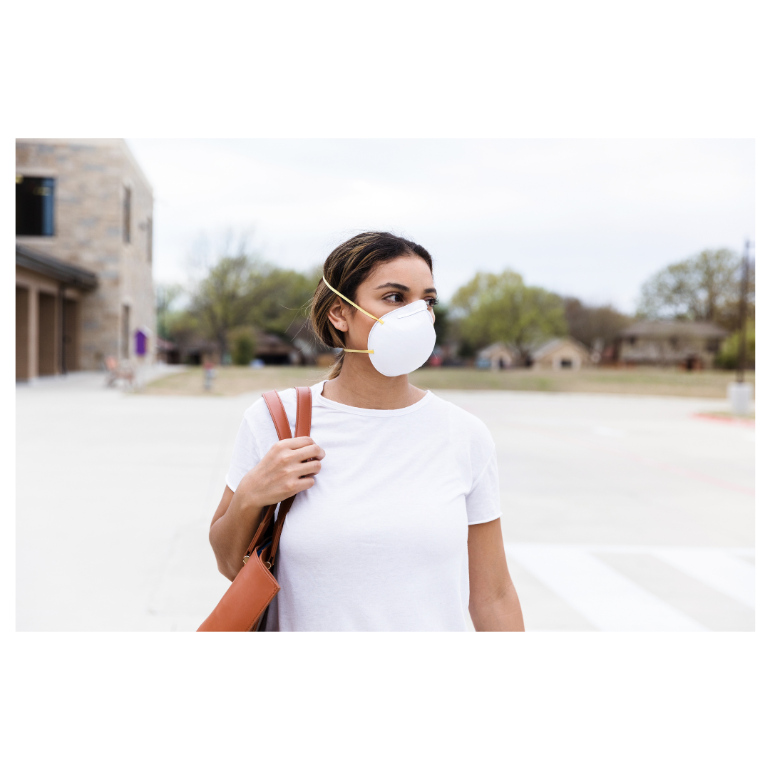 Femme qui porte un respirateur (masque) N95